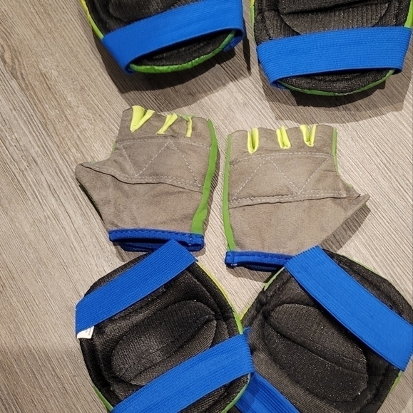𝅺schwinn Boy's Pad Set with Knee Elbow and Gloves - Picture 5 of 5